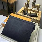 M30675 黑色 小巧而時髦的Pochette Voyage中號手袋采用Taiga皮革材質 功能多樣 既可作為旅行袋放于包中 亦可持于手中 展現時尚風格 寬敞的包內空間加上撐板設計 方便取用私人畢備