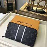 M64645 藤原浩閃電 POCHETTE VOYAGE 由全新標志性黑灰Monogram 風格硬朗的全新 適合日常使用 可放信用卡 紙幣 零錢 票據 支票簿和筆 21x11cm