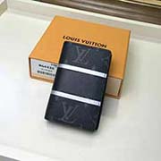 M64435 此錢夾融匯品牌傳統(tǒng)元素 Mo花紋 與充滿現(xiàn)代感的精致細節(jié) 兩道反射性條紋與一道黑色條紋 菱紋鑲邊 口袋縫線以及彩色Rainbow飾件 兼具時尚與動感風(fēng)格 小巧的實用設(shè)計 可輕松收入口袋或