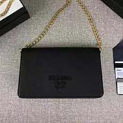 PRADA女士新款空姐包 可拆卸金屬鏈肩帶 磁扣扣合 一個帶有外鏡的小口袋 專柜新款式 官網同步 1BP012 黑色 意大利高等原單十字紋牛皮質感極好 原單進口厚金電鍍五金配件 用相同完成的金屬標