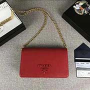 PRADA女士新款空姐包 可拆卸金屬鏈肩帶 磁扣扣合 一個帶有外鏡的小口袋 專柜新款式 官網同步 1BP012 大紅 意大利高等原單十字紋牛皮質感極好 原單進口厚金電鍍五金配件 用相同完成的金屬標