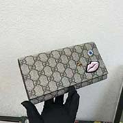  431394 GG 二折PVC款嘴唇繡花眼睛 金屬搭配精良結合 采用意大利進口牛皮 采用復古 五金 寬19x高10.5x3cm 杏PVC棗紅色