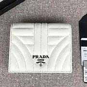 PRADA爆款女士短夾 專(zhuān)柜新款式 官網(wǎng)同步 1MV204 白色繡線(xiàn)散字嘜 意大利高等原單納帕牛皮質(zhì)感極好 原單 長(zhǎng)11.2cm高8.5cm