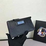  1ND009燙壓嘜頭 PRADA手拿包 官網同步 意大利高等壓紋牛皮質感極好走線 長19.5高11.7cm 鹿紋牛皮黑色