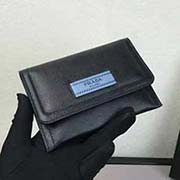  1ND009燙壓嘜頭 PRADA中夾名片小卡包 官網同步 意大利代工號85N內碼 意大利高等壓紋牛皮質感極好走線 長14.5高10cm 鹿紋牛皮黑色