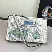  1ND008綠兔印圖 PRADA斜跨單包 官網同步 意大利高等壓紋牛皮質感極好走線 長22cm高13.5cm底寬4.5cm 米白皮綠兔