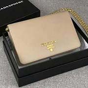 PRADA女士新款單肩斜挎包 可拆卸鏈?zhǔn)郊鐜?內(nèi)里配有可拆卸鏡子 專柜新款式 官網(wǎng)同步 1BP006 裸粉散字嘜 意大利高等原單十字紋牛皮質(zhì)感極好 進(jìn)口厚金電鍍純銅五金配件 長(zhǎng)18cm高11.5c