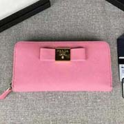 PRADA女士單拉鏈錢包 專柜新款式 官網同步 1ML506 櫻花粉方塊蝴蝶結 意大利高等原單十字紋牛皮質感極好 進口鍍金金屬五金配件 質量手感一流 長20cm高10.3cm