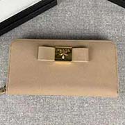 PRADA女士單拉鏈錢包 專柜新款式 官網同步 1ML506 豆沙色方塊蝴蝶結 意大利高等原單十字紋牛皮質感極好 進口鍍金金屬五金配件 質量手感一流 長20cm高10.3cm