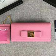 PRADA女士翻蓋錢夾 配鏈條和兩個信用卡插袋的可拆卸證章夾 專柜新款式 官網同步 1MH132 櫻花粉方塊蝴蝶結 意大利高等原單十字紋牛皮質感極好 進口鍍金金屬五金配件 質量手感一流 長18.7c