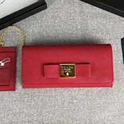 PRADA女士翻蓋錢夾 配鏈條和兩個信用卡插袋的可拆卸證章夾 專柜新款式 官網同步 1MH132 大紅方塊蝴蝶結 意大利高等原單十字紋牛皮質感極好 進口鍍金金屬五金配件 質量手感一流 長18.7cm