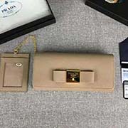 PRADA女士翻蓋錢夾 配鏈條和兩個信用卡插袋的可拆卸證章夾 專柜新款式 官網同步 1MH132 豆沙色方塊蝴蝶結 意大利高等原單十字紋牛皮質感極好 進口鍍金金屬五金配件 質量手感一流 長18.7c