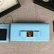 PRADA女士翻蓋錢夾 配鏈條和兩個信用卡插袋的可拆卸證章夾 專柜新款式 官網同步 1MH132 海藍色方塊蝴蝶結 意大利高等原單十字紋牛皮質感極好 進口鍍金金屬五金配件 質量手感一流 長18.7c