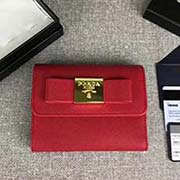 PRADA女士短款翻蓋錢夾 專柜新款式 官網同步 1MH840 大紅方塊蝴蝶結 意大利高等原單十字紋牛皮質感極好 進口黃銅厚金電鍍金屬五金配件 質量手感一流 長12cm高8.5cm