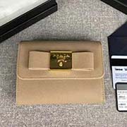 PRADA女士短款翻蓋錢夾 專柜新款式 官網同步 1MH840 豆沙色方塊蝴蝶結 意大利高等原單十字紋牛皮質感極好 進口黃銅厚金電鍍金屬五金配件 質量手感一流 長12cm高8.5cm