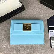 PRADA女士短款翻蓋錢夾 專柜新款式 官網同步 1MH840 海藍色方塊蝴蝶結 意大利高等原單十字紋牛皮質感極好 進口黃銅厚金電鍍金屬五金配件 質量手感一流 長12cm高8.5cm