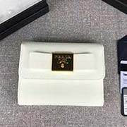 PRADA女士短款翻蓋錢夾 專柜新款式 官網同步 1MH840 白色方塊蝴蝶結 意大利高等原單十字紋牛皮質感極好 進口黃銅厚金電鍍金屬五金配件 質量手感一流 長12cm高8.5cm