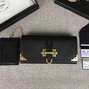 PRADA女士翻蓋錢夾 配鏈條和兩個信用卡插袋的可拆卸證章夾 專柜新款式 官網同步 1MH132 黑色包角五金 意大利高等原單十字紋牛皮質感極好 進口黃銅厚金電鍍金屬五金配件 質量手感一流 長18.