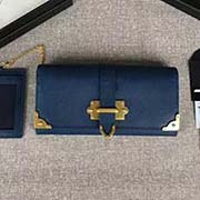 PRADA女士翻蓋錢夾 配鏈條和兩個信用卡插袋的可拆卸證章夾 專柜新款式 官網同步 1MH132 寶藍包角五金 意大利高等原單十字紋牛皮質感極好 進口黃銅厚金電鍍金屬五金配件 質量手感一流 長18.