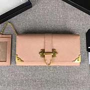 PRADA女士翻蓋錢夾 配鏈條和兩個信用卡插袋的可拆卸證章夾 專柜新款式 官網同步 1MH132 裸粉包角五金 意大利高等原單十字紋牛皮質感極好 進口黃銅厚金電鍍金屬五金配件 質量手感一流 長18.