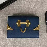 PRADA女士短款翻蓋錢夾 專柜新款式 官網(wǎng)同步 1MH840 寶藍包角五金 意大利高等原單十字紋牛皮質(zhì)感極好 進口黃銅厚金電鍍金屬五金配件 質(zhì)量手感一流 長12cm高8.5cm