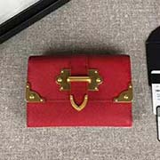PRADA女士短款翻蓋錢夾 專柜新款式 官網同步 1MH840 大紅包角五金 意大利高等原單十字紋牛皮質感極好 進口黃銅厚金電鍍金屬五金配件 質量手感一流 長12cm高8.5cm