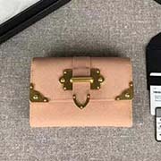 PRADA女士短款翻蓋錢夾 專柜新款式 官網同步 1MH840 裸粉包角五金 意大利高等原單十字紋牛皮質感極好 進口黃銅厚金電鍍金屬五金配件 質量手感一流 長12cm高8.5cm