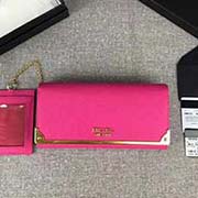 PRADA女士翻蓋錢夾 配鏈條和兩個信用卡插袋的可拆卸證章夾 專柜新款式 官網同步 1MH132 玫紅長包條五金 意大利高等原單十字紋牛皮質感極好 進口黃銅厚金電鍍金屬五金配件 質量手感一流 長18
