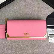 PRADA女士翻蓋錢夾 配鏈條和兩個(gè)信用卡插袋的可拆卸證章夾 專柜新款式 官網(wǎng)同步 1MH132 櫻花粉長(zhǎng)包條五金 意大利高等原單十字紋牛皮質(zhì)感極好 進(jìn)口黃銅厚金電鍍金屬五金配件 質(zhì)量手感一流 長(zhǎng)1