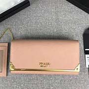 PRADA女士翻蓋錢夾 配鏈條和兩個信用卡插袋的可拆卸證章夾 專柜新款式 官網(wǎng)同步 1MH132 裸粉長包條五金 意大利高等原單十字紋牛皮質(zhì)感極好 進(jìn)口黃銅厚金電鍍金屬五金配件 質(zhì)量手感一流 長18