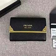 PRADA女士短款翻蓋錢夾 專柜新款式 官網(wǎng)同步 號(hào)1MH840 黑色長(zhǎng)包條五金 意大利高等原單十字紋牛皮質(zhì)感極好 進(jìn)口黃銅厚金電鍍金屬五金配件 質(zhì)量手感一流 長(zhǎng)12cm高8.5cm