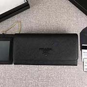 PRADA新款女士翻蓋錢夾 專柜新同色標志 經典之作 配鏈條和兩個信用卡插袋的可拆卸證章夾 官網同步 1MH132 黑色同色標志 意大利高等原單十字紋牛皮質感極好 長18.7cm高9.5cm