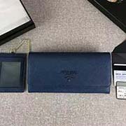 PRADA新款女士翻蓋錢夾 專柜新同色標志 經典之作 配鏈條和兩個信用卡插袋的可拆卸證章夾 官網同步 1MH132 寶藍同色標志 意大利高等原單十字紋牛皮質感極好 長18.7cm高9.5cm