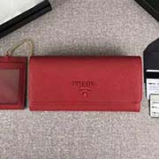 PRADA新款女士翻蓋錢夾 專柜新同色標(biāo)志 經(jīng)典之作 配鏈條和兩個(gè)信用卡插袋的可拆卸證章夾 官網(wǎng)同步 1MH132 大紅同色標(biāo)志 意大利高等原單十字紋牛皮質(zhì)感極好 長(zhǎng)18.7cm高9.5cm