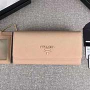 PRADA新款女士翻蓋錢夾 專柜新同色標(biāo)志 經(jīng)典之作 配鏈條和兩個信用卡插袋的可拆卸證章夾 官網(wǎng)同步 1MH132 裸粉同色標(biāo)志 意大利高等原單十字紋牛皮質(zhì)感極好 長18.7cm高9.5cm