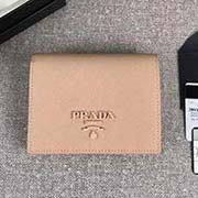 PRADA爆款女士短夾 專(zhuān)柜新同色標(biāo)志 官網(wǎng)同步 1MV204 裸粉同色標(biāo)志 意大利高等原單十字紋牛皮質(zhì)感極好 長(zhǎng)11.2cm高8.5cm
