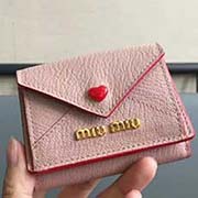 MIUMIU 5MH020專柜新LOVE愛心系列錢包 三折信封短款錢夾隔層內添加三個卡位 百元大鈔無須折疊可直放 正面隔層可放多張卡或零錢 設計實用又時尚小小個超能裝 里外進口牛皮山羊紋 9.5X7