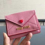 MIUMIU 5MH020專柜新LOVE愛心系列錢包 三折信封短款錢夾隔層內添加三個卡位 百元大鈔無須折疊可直放 正面隔層可放多張卡或零錢 設計實用又時尚小小個超能裝 里外進口牛皮山羊紋 9.5X7