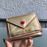 MIUMIU 5MH020專柜新LOVE愛心系列錢包 三折信封短款錢夾隔層內添加三個卡位 百元大鈔無須折疊可直放 正面隔層可放多張卡或零錢 設計實用又時尚小小個超能裝 里外進口牛皮山羊紋 9.5 7
