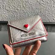 MIUMIU 5MH020專柜新LOVE愛心系列錢包 三折信封短款錢夾隔層內(nèi)添加三個卡位 百元大鈔無須折疊可直放 正面隔層可放多張卡或零錢 設(shè)計實用又時尚小小個超能裝 里外進口牛皮山羊紋 9.5 7