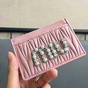MIUMIU 新品 5MC208 專柜新珍珠鉆扣系列卡包 珍珠與水鉆搭配標(biāo)志性MIU logo標(biāo) 精美時尚 小巧精致 雙面卡位 設(shè)計(jì)實(shí)用又時尚采用高等進(jìn)口羊皮 里外全皮
