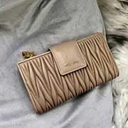 MIUMIU 專柜新系列錢包 5ML015 里外都是高等進口小羊皮 經典提花壓紋 內里多層卡位 中間拉鏈小隔層 百元大鈔無須折疊 可直放 實用又時尚 size 16.5X9X3cm