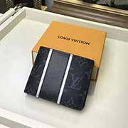 M64439 錢(qián)夾融匯品牌傳統(tǒng)元素 Mo花紋 與充滿現(xiàn)代感的精致細(xì)節(jié) 兩道反射性條紋與一道黑色條紋 兼具時(shí)尚與動(dòng)感風(fēng)格 小巧緊致的 實(shí)用無(wú)比 可輕松放入口袋