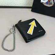  2ML221 皮箭頭 PRADA短款單拉鏈錢包可放大鈔票 官網同步 意大利高等壓紋牛皮質感極好 長11.5x 高10.5x寬2.5cm全開23cm! 壓紋牛皮黑色配黃