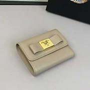  1MH840 方塊蝴蝶五金 PRADA短皮夾 官網(wǎng)同步 代工號(hào)85內(nèi)碼 意大利高等壓紋牛皮質(zhì)感極好 長12.5高9.5寬3.5cm全開26cm 壓紋牛皮裸粉