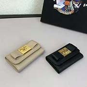  1PG222 方塊五金 PRADA鑰匙包 官網同步 代工號181C內碼 意大利高等壓紋牛皮質感極好 長11.3 高7寬2.5cm 壓紋牛皮黑色 裸粉