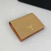  1MV204散字五金 PRADA卡包 官網(wǎng)同步 代工號62E內(nèi)碼 意大利高等鹿紋牛皮質(zhì)感極好進(jìn)口螺紋內(nèi)里 長11.5高9寬3cm全開19cm. 鹿紋啡紅配橘色