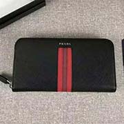 PRADA男士單拉鏈錢包 專柜新款式 官網同步 2ML317 黑紅色彩帶字嘜 意大利高等原單十字紋牛皮質感極好
