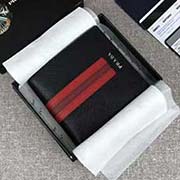 PRADA男士短款錢夾 專柜新款式 官網同步 2M0513 黑紅色彩帶字嘜 意大利高等原單十字紋牛皮質感極好 長11cm高9.5cm