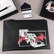 2018新漫畫印象系列PRADA限量版男士手包 專柜新款式 官網同步 2NG001 黑色漫畫印象 意大利高等原單十字紋牛皮質感極好 內里進口羊皮 原單Lampo拉鏈 原單 融入漫畫元素的設計 長3